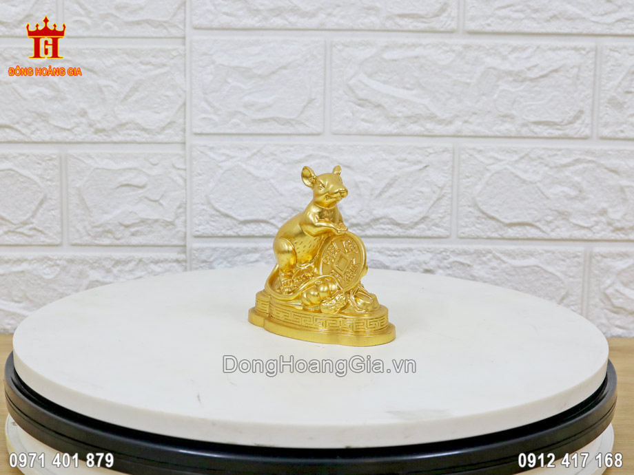 Bề mặt của tượng chuột đồng được mạ vàng 24k màu sắc sang trọng